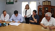 Autoridades firmando acta